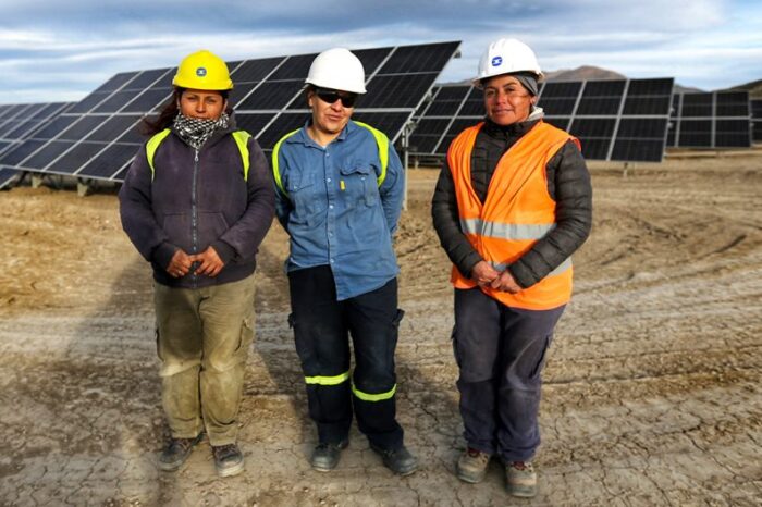 Tres mujeres, en la construcción del parque solar de Neuquén