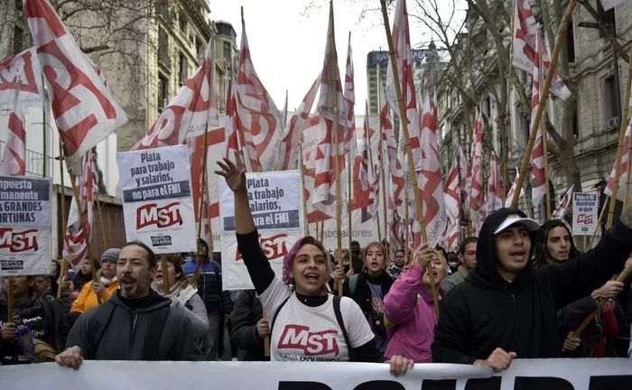 La izquierda y piqueteros marcharon a Plaza de Mayo con fuertes reclamos al Gobierno y críticas a la CGT