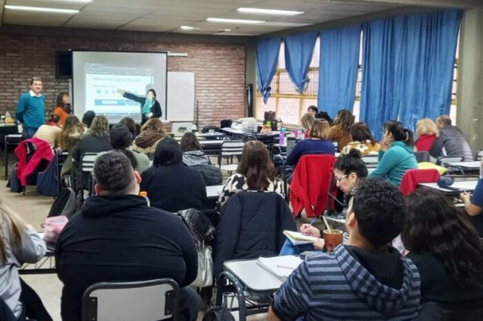 Capacitan a equipos directivos y de secretaría