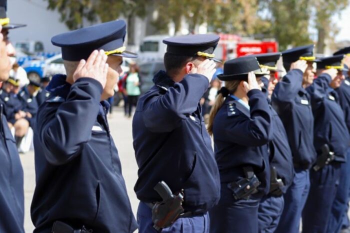 Pistolas e indumentaria para la Policía