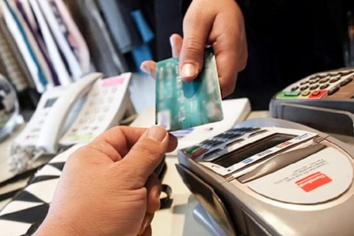 Notifican a comercios que no pueden manipular tarjetas de débito y crédito