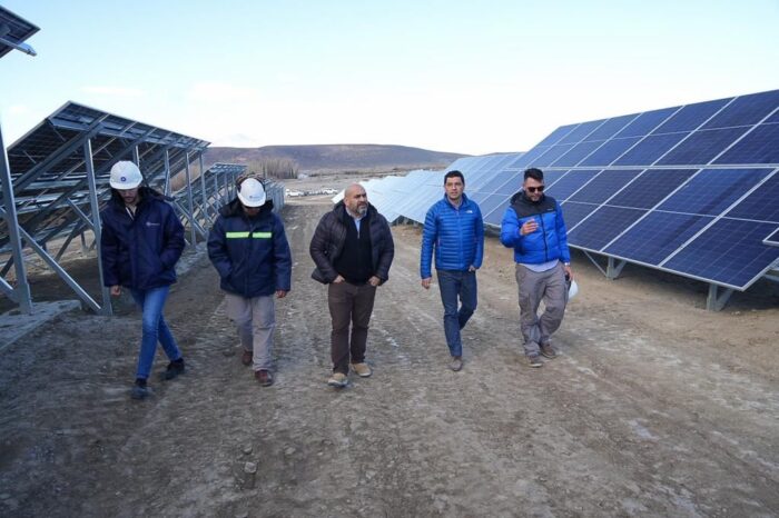 Koopmann recorre el Norte y visitó el parque fotovoltaico “El Alamito” que ya tiene un 60% de ejecución