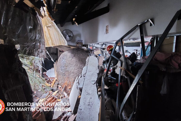 San Martín de los Andes: Cae piedra de gran porte destruyendo parte de un comercio