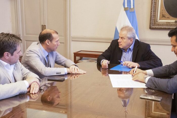 Gutiérrez firmó con Perczyk el convenio para construir la sede de la EPET 25 en Plottier