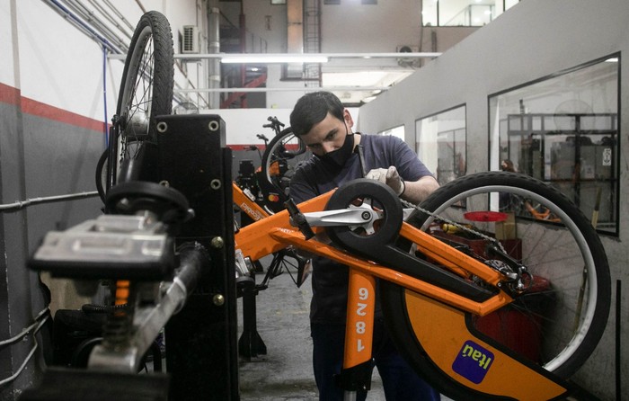 Cómo arreglan y acondicionan las bicicletas en el taller de la Ciudad de Buenos Aires
