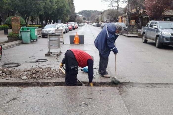 San Martín de los Andes: Reparan un bache que interrumpe el libre tránsito de la Avenida San Martín