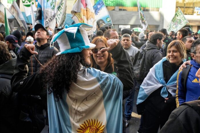 Multitudinaria marcha a Plaza de Mayo y llamado a la unidad nacional: "El odio afuera"