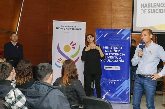 Gutiérrez dialogó con las adolescencias sobre prevención de suicidio