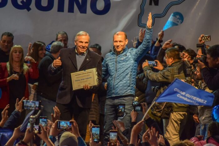 Con las banderas azules, Gutiérrez y Sapag reafirmaron la defensa de Neuquén