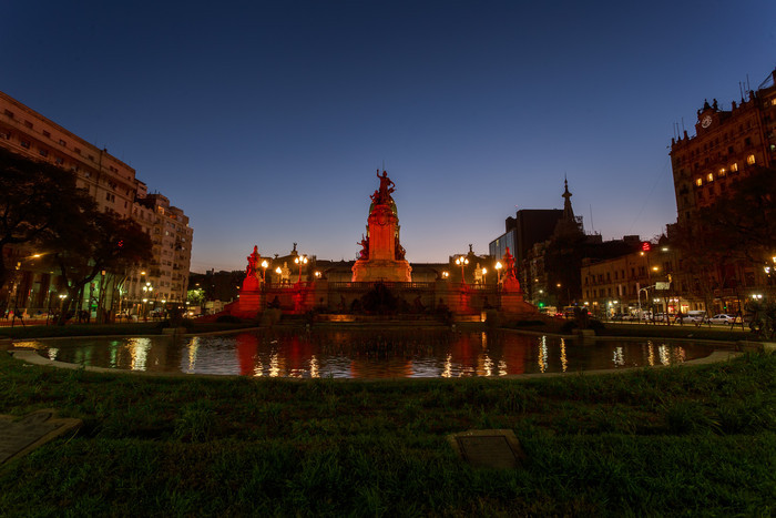 Se iluminan monumentos por el Día Mundial del Corazón