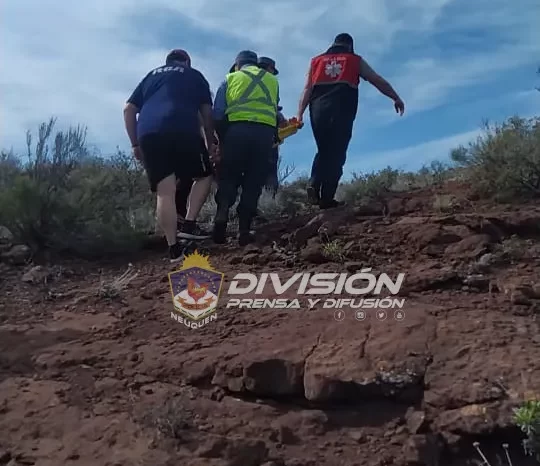 Villa el Chocón: Personal policial asistió a una mujer lesionada