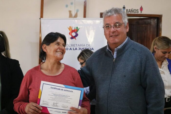 Entrega de Certificados de participación de las Jornadas por mayor autonomía y dignidad de las personas mayores