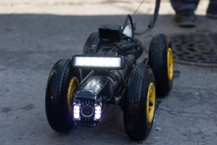 Wall E, el robot que recorre y mantiene limpios los desagües de la Ciudad Autónoma de Buenos Aires