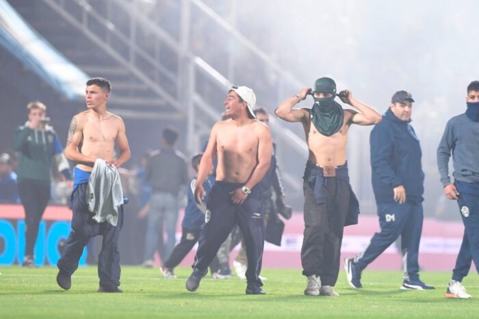 Se suspendió el partido entre Gimnasia - Boca por incidentes fuera del estadio
