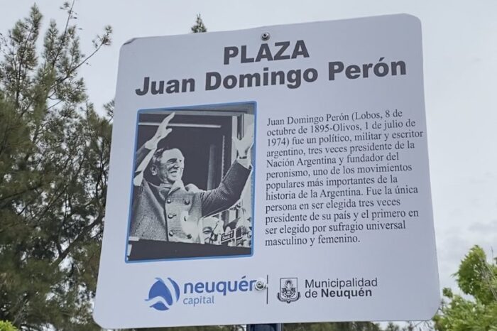 El peronismo neuquino colocó la cartelería en la plaza Juan Domingo Perón