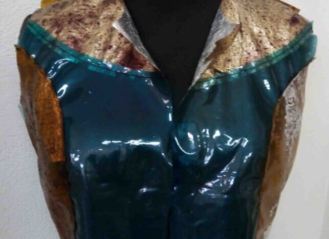 Alumnas crean Telas Biodegradables, con las que confeccionan prendas y carteras