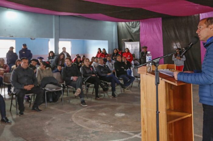 Gutiérrez anunció la construcción de viviendas, una cancha y un gimnasio en Los Chihuidos