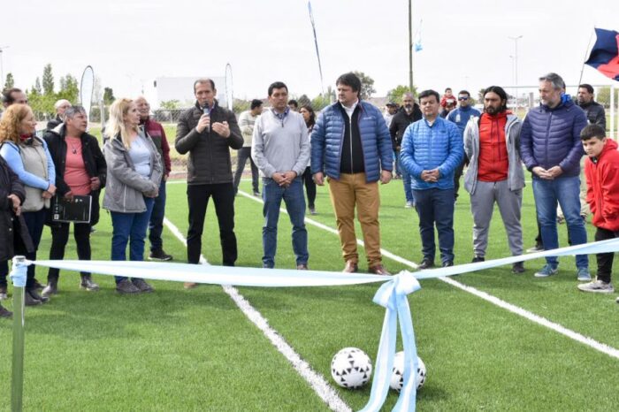 Inauguraron una nueva cancha con césped sintético en Neuquén