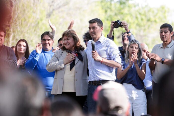 Con casi 52 mil avales, la Lista Azul presentó a sus candidatos, encabezados por la fórmula Koopmann-Pechen