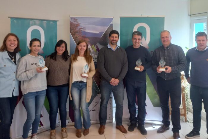 Entrega de distinciones a las empresas que culminaron el “Programa Compromiso de Calidad para Empresas y Comercios Turísticos de San Martín de los Andes”