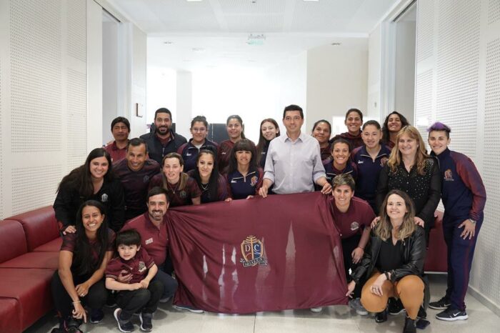 <strong>Presentan en la Legislatura el equipo de fútbol femenino del Club Confluencia, que representará a la región en la Copa Federal</strong>