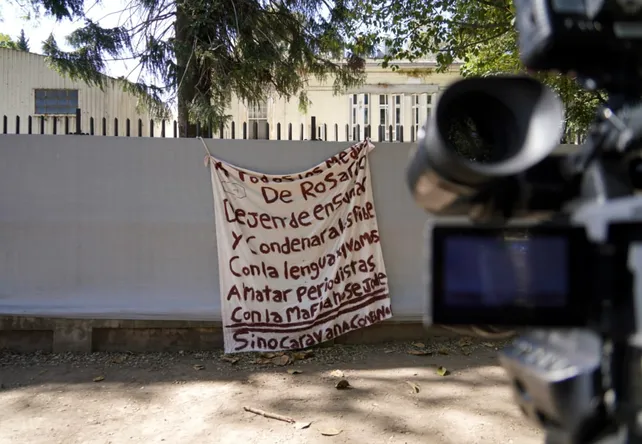 Colgaron un trapo con una grave amenaza a periodistas en Telefe Rosario