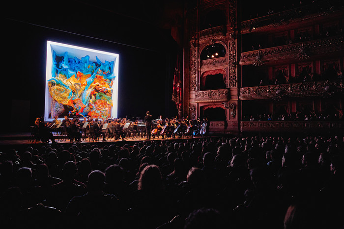 La obra de Refik Anadol, el artista digital más influyente del mundo, se presentó en el Teatro Colón