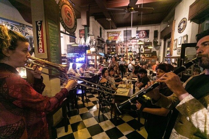 Más de 180.000 personas participaron de La Noche de los Bares Notables en la Capital Federal