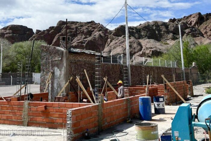 La provincia construye vestuarios en el natatorio de Piedra del Águila