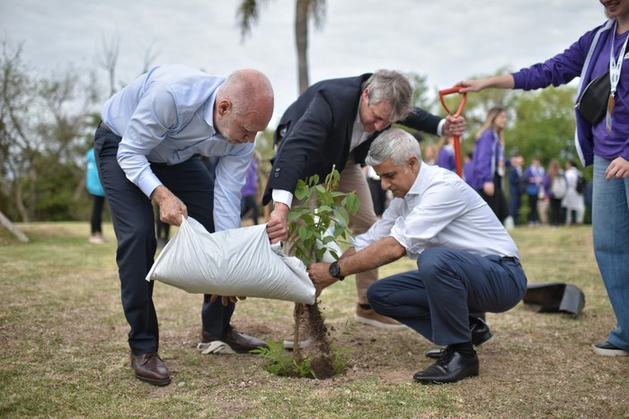 Para celebrar la cumbre por el cambio climático, Rodríguez Larreta y alcaldes extranjeros plantaron árboles en la Reserva Ecológica