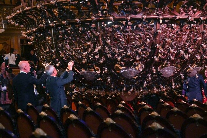 C40: Rodríguez Larreta recibió a los alcaldes en el Teatro Colón y participó del recambio de lámparas de la gigantesca araña