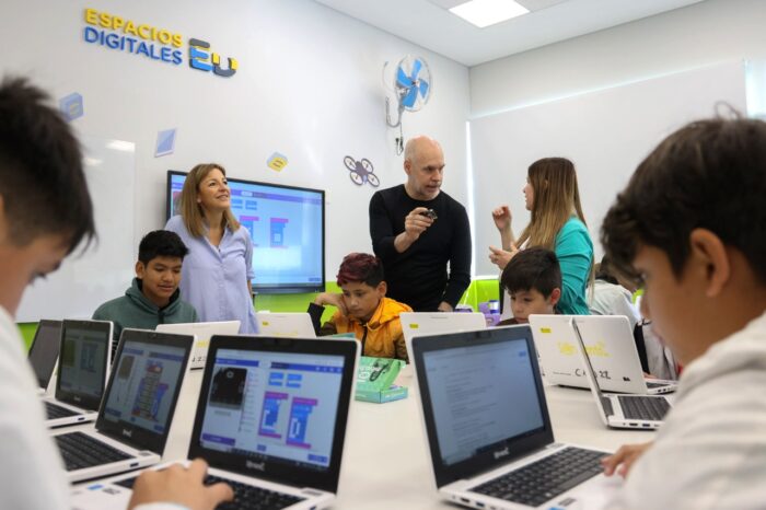 Rodríguez Larreta y Acuña, en una escuela de Pompeya que en 2023 será bilingüe