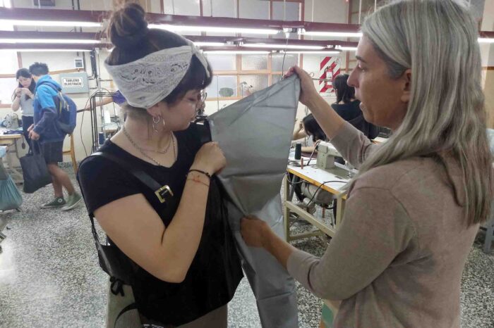 Gran desfile de prendas realizadas por alumnas y alumnos de la Escuela Taller Laura Vicuña