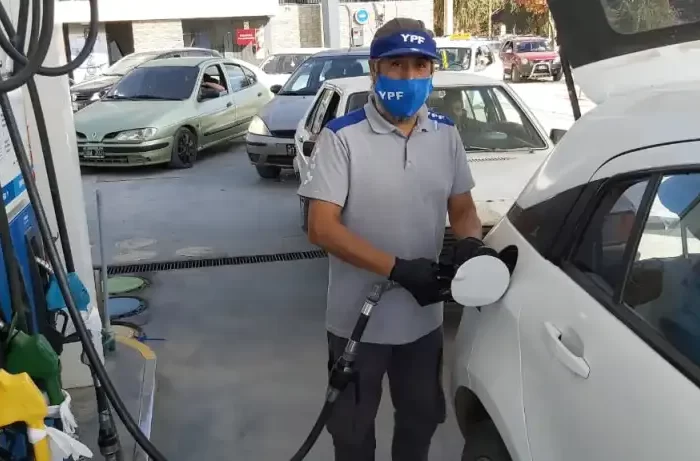 YPF aumenta la nafta y el gasoil del 6% al 8% a partir de hoy jueves: es la quinta suba en el año