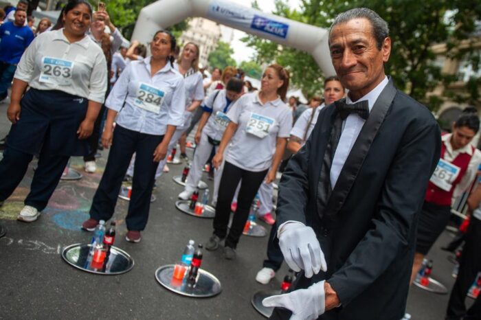 Cerca de 450 mozos y camareras participaron de la clásica carrera en Avenida de Mayo