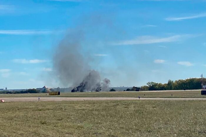 Dos aviones chocaron en pleno vuelo durante festival aéreo en EEUU