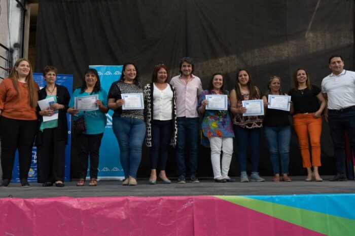 Culminaron 22 talleres en oficios: más de 200 vecinas y vecinos participaron de la entrega de certificados