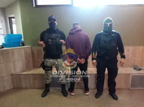 Allanamiento permite demorar al presunto autor de un robo y secuestrar una moto