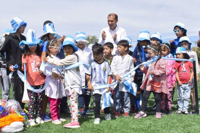 Inauguraron la nueva cancha de fútbol de césped sintético en Ramón Castro