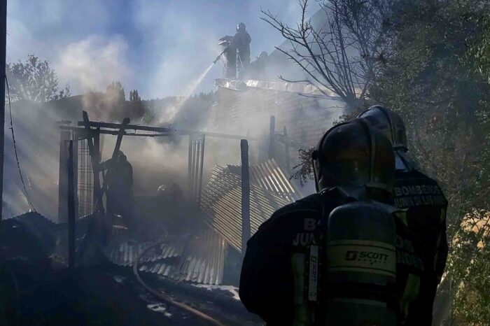 Voraz incendio destruyo un pequeño taller y se propago a una vivienda vecina
