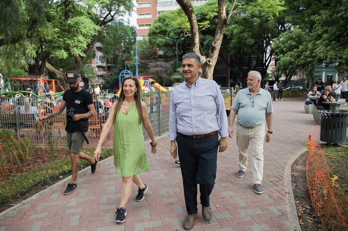 Jorge Macri recorrió la renovada Plaza Alberti