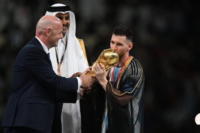 Messi usó el "bisht", la ropa oficial de Qatar, para levantar la Copa del Mundo
