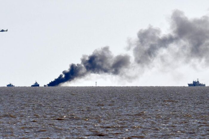 Rescataron a los tres tripulantes de la embarcación que se incendió en el Río de la Plata