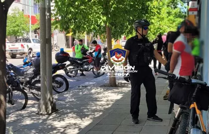 Sorprenden a pareja intentando sustraer elementos del interior de vehículos