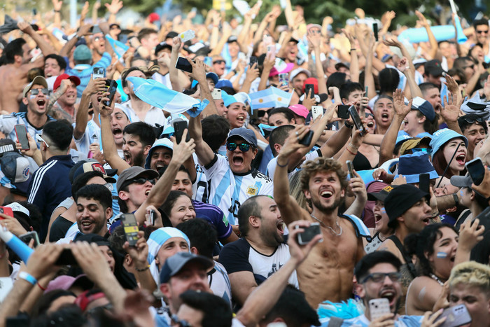 La Ciudad sufrió y festejó la clasificación de Argentina a semis en sus tres pantallas gigantes