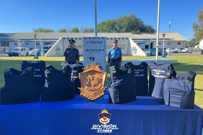 Entrega de Chalecos antibalas a Oficiales Ayudantes de la Policía del Neuquén