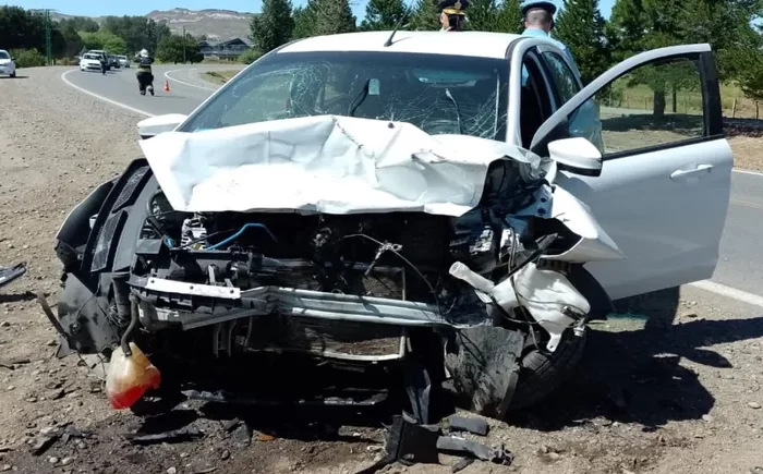 Tres hospitalizados tras un terrible choque frontal en Junín de los Andes