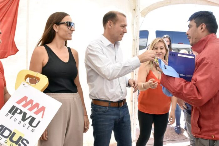 Gutiérrez entregó viviendas en Neuquén capital