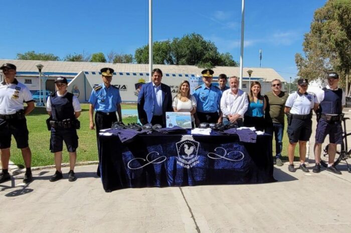 Policía recibe uniformes nuevos para los operativos de verano
