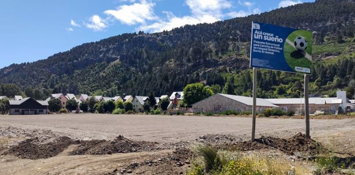 Avanza la nueva cancha de césped sintético en El Arenal